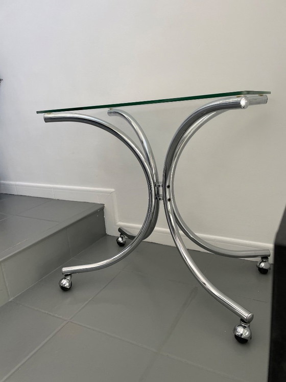 Image 1 of Salontafel van chroom en glas met wielen