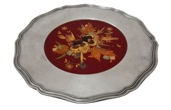 Image 1 of Piatto da parete vintage in peltro con composizione floreale pressata o essiccata incastonata nella resina