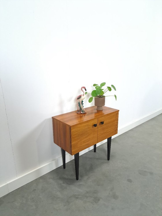 Image 1 of Klein kastje met zwarte hoge poten en 2 deuren