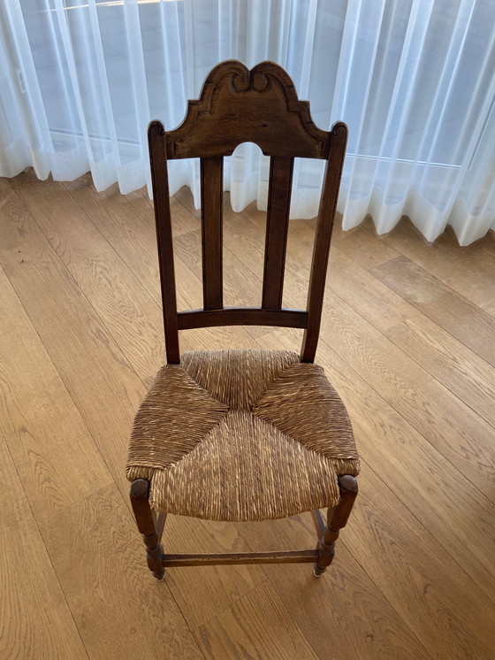 Image 1 of Mesa de castillo antigua con 6 sillas y asiento de mimbre.