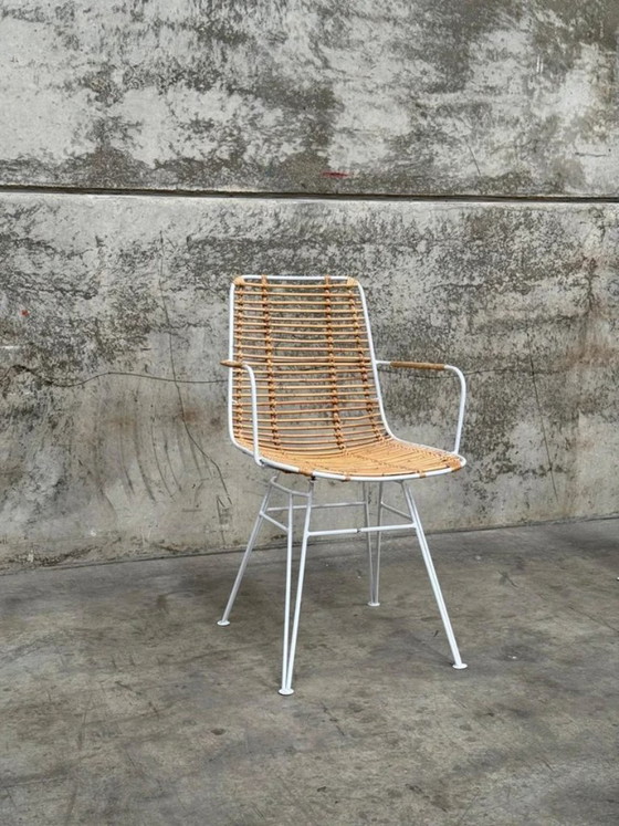Fauteuil Kave Home Tishana en rotin, accoudoirs en métal blanc – Chaises de salle à manger, Metal, Rattan (photo 15 of 15)