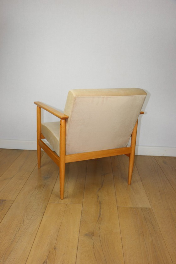 Image 1 of Fauteuil loft vintage années 70, beige clair, tissu velours, bois de hêtre naturel