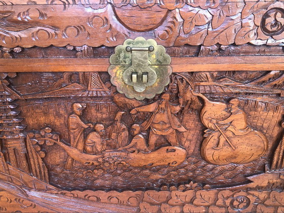 Image 1 of Coffre antique en bois de camphrier