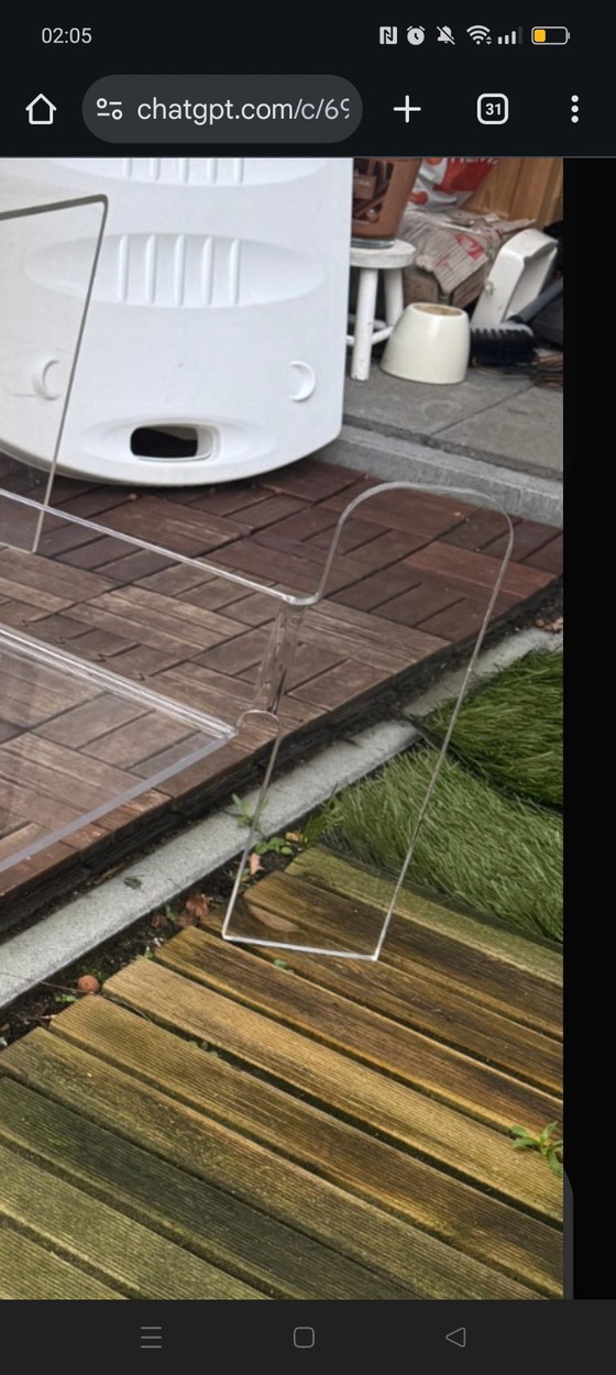 Image 1 of Wunderschöner Plexiglastisch mit einzigartigem Design