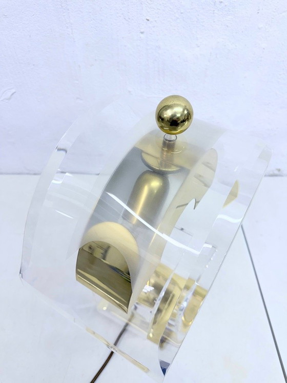 Lampe de table de style Hollywood Regency en acrylique et métal plaqué or, design années 70/80 – Plexiglass (photo 13 of 15)