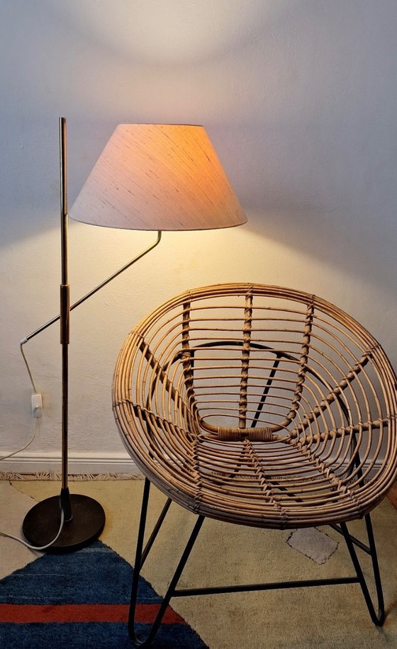 Messing vloerlamp uit het midden van de 20e eeuw, 360 graden draaibaar en in hoogte verstelbaar. (photo 7 of 20)