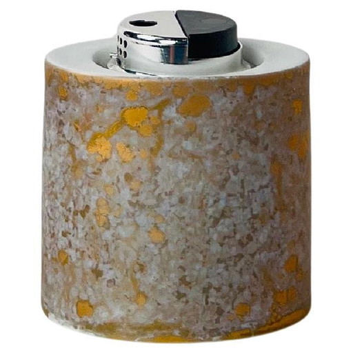 Encendedor de mesa de cerámica y latón moteado crema Tommaso Barbi 1970