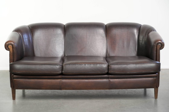 Prachtige set van een schapenleren bankstel samen met zijn bijpassende clubfauteuil met een luxe voorkomen (photo 11 of 22)