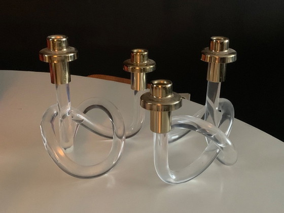 Image 1 of Dos candelabros retorcidos de lucita dorada de Elaine Bscheider para Dorothy Thorpe