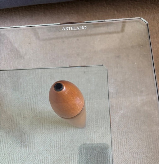 Tavolino da caffè ARTELANO VINTAGE con piano in vetro e gambe in legno