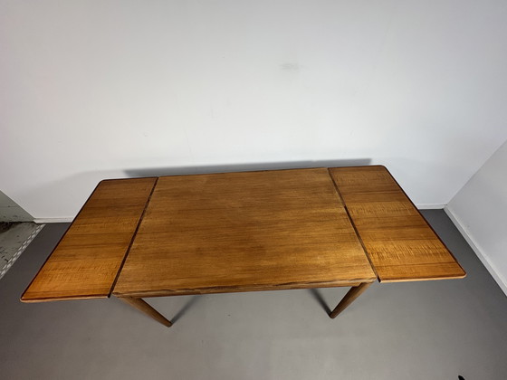 Image 1 of Vintage uitschuifbare teak tafel, uitgeschoven is hij 208 cm