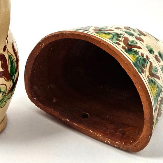 Image 1 of Ensemble de deux vases et d'un cache-pot mural en céramique hutsoul. Argile vintage peinte à la main, d'Ukraine.
