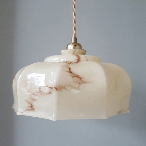Suspension vintage Art Déco en verre opalin marbré beige., Métal, Transparent (photo 2 sur 18)