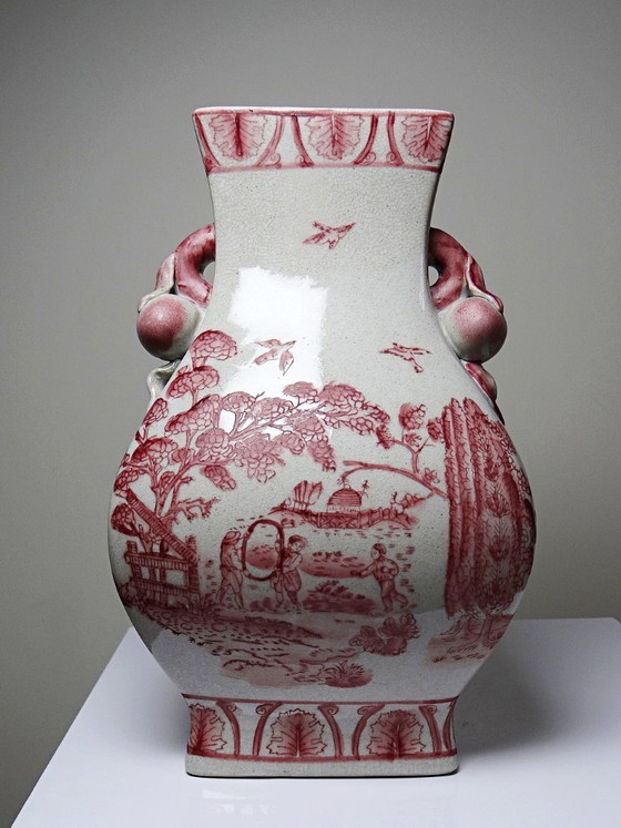 Image 1 of Roze chinoiserie balustervaas met perzikkleurige handvatten, Staffordshire-stijl, Engeland