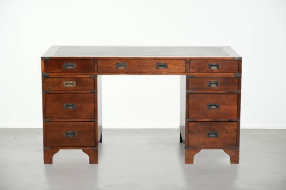 Image 1 of Oud houten Engels bureau uit begin 20e eeuw in campaign style met messing elementen en een groen lederen blad
