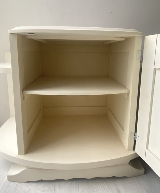 Image 1 of Mesita de noche Art Déco: profundo contraste entre la madera de nogal y la pintura color crema.