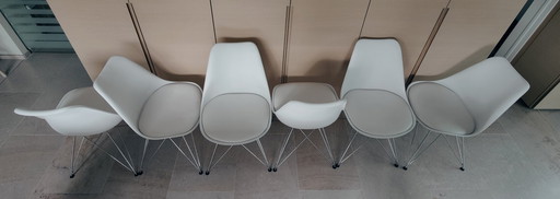 6 repliche di sedie a secchiello Eames con base in metallo bianco