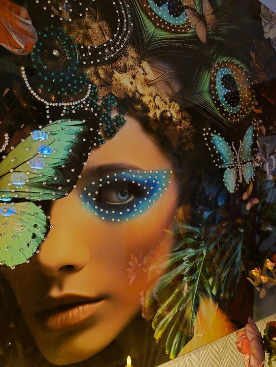 Image 1 of Glasmalerei einer Frau mit Blumen, Schmetterlingen und Pfauenfedern