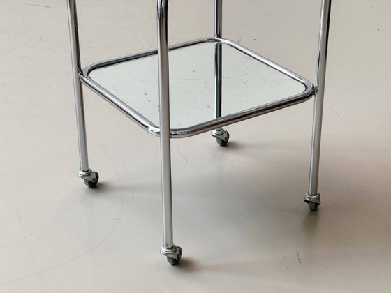 Image 1 of Tavolino Bauhaus in tubolare d'acciaio e vetro, su rotelle, anni '70.
