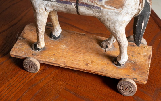 Image 1 of Caballo de juguete de madera antiguo sobre ruedas, principios del siglo XX