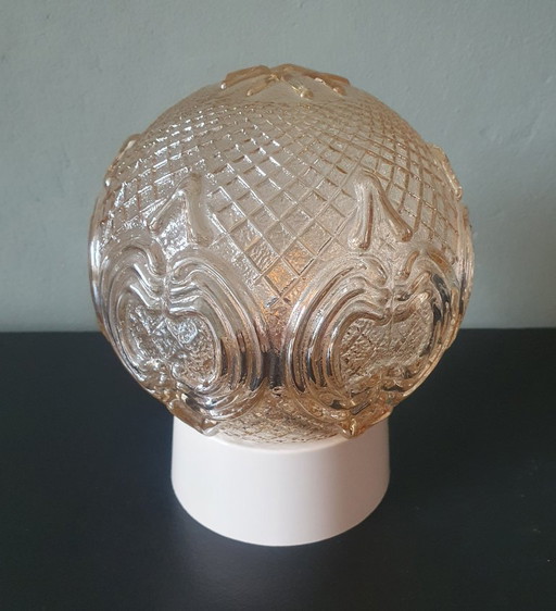 Lampadario vintage di grandi dimensioni color ambra con motivo a rilievo. – Massive, plafondlampen, Plastic