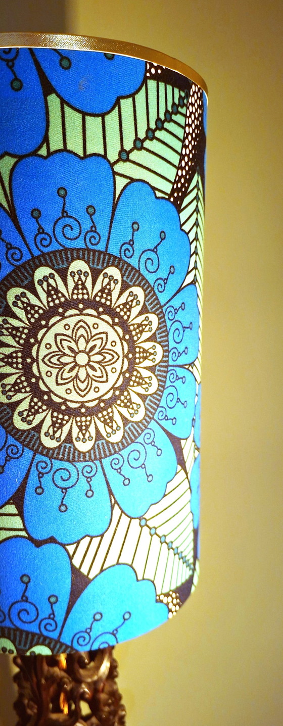 Image 1 of Handgesneden houten lampvoet met nieuwe lampenkap – karaktervol uniek stuk