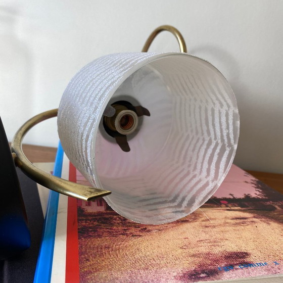 Image 1 of Coppia di applique da parete a collo d'oca in ottone con paralumi a tulipano in vetro bianco rigato