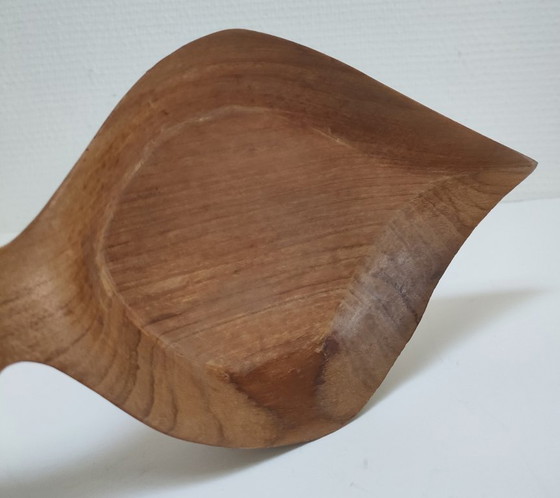 Image 1 of gesneden snuisterijenbakje van massief hout