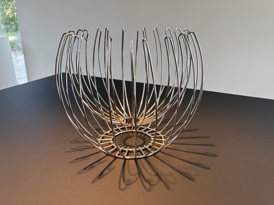 Image 1 of Cesta de fruta de diseño fabricada en acero inoxidable.