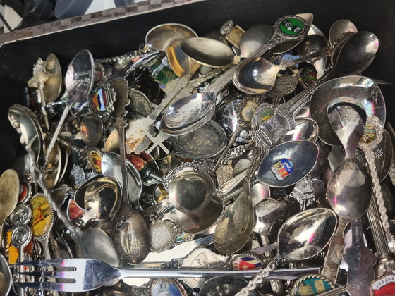 Image 1 of Collezione di oltre 900 cucchiai souvenir antichi con valigia