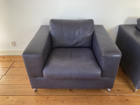 Image 1 of Twee Machalke donkerblauwe fauteuils met poef en los kussen