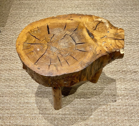 Image 1 of Een paar Franse brutalistische houten krukken/bijzettafels, jaren 70