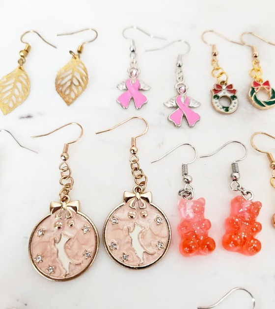 Image 1 of Lot 18 paires boucles d'oreilles fantaisie animaux chat oursons feuilles perles noël et émail