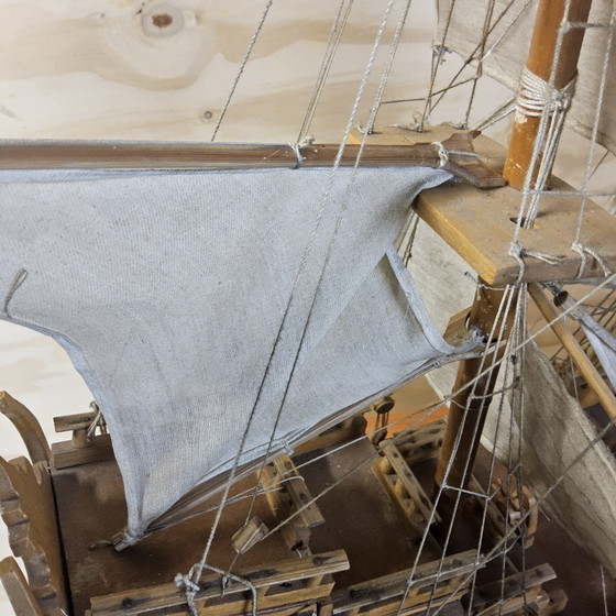 Image 1 of Unieke V.O.C modelschip uit boomstam (volledig handgemaakt) (17e Eeuwse spiegelretourschip)