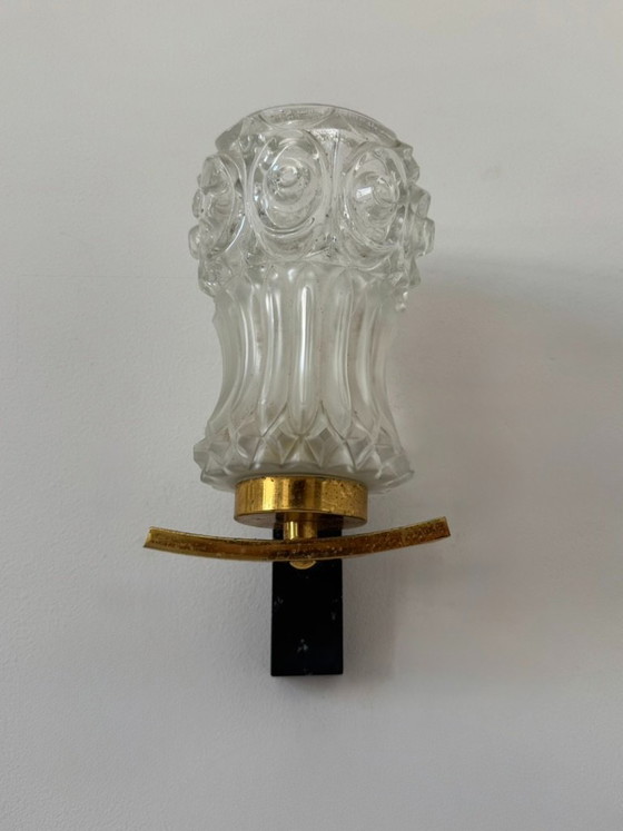 Een paar vintage wandlampen van matzwart metaal, messing en geperst glas, Frankrijk, 1950. (photo 4 of 6)
