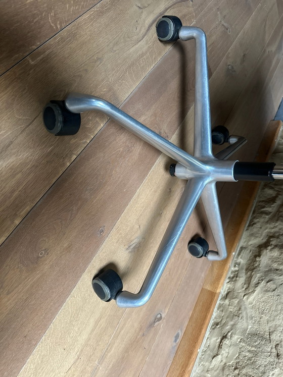 Sedia Vitra Eames Soft Pad in pelle nera (EA219) Prodotta in Norvegia, Sedie da ufficio, Alluminio, Nero (foto 8 di 8)