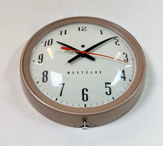 Image 1 of Bruine industriële elektrische wandklok van Westclox, jaren 60
