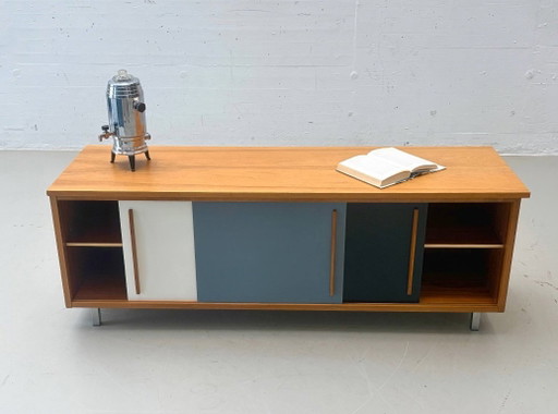 Aparador suizo de mediados de siglo con puertas correderas, fabricado por Wohnbedarf AG Basel en los años 50/60. – dressoirs
