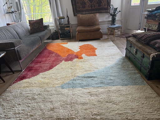 Abstracte Marokkaanse wollen mat 305 × 193 cm – Sculpturaal ontwerp