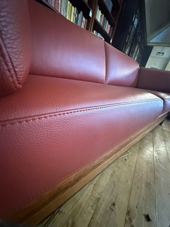 Exclusieve Schuitema Decoforma "Baldwin" 2,5-Zitsbank – Koraal/Bordeauxrood Leder – In Nieuwstaat! (photo 10 of 11)