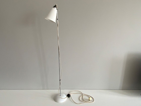 Image 1 of Lampada da terra originale BTC England con paralume in porcellana bianca.