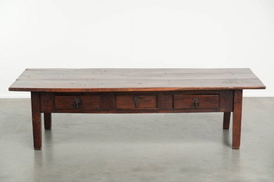Zeer mooie antieke Zuid Europese salontafel uit de 18e eeuw van vruchtbomenhout met warme kleuren en 3 lades (photo 2 of 12)