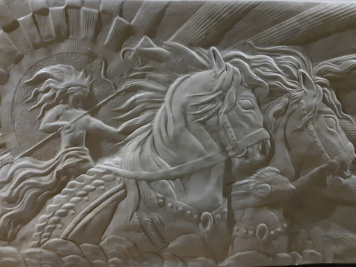 Klassieke wanddecoratie – reliëfs met mythologisch tafereel Helios– ±15 cm dik – gebruikt