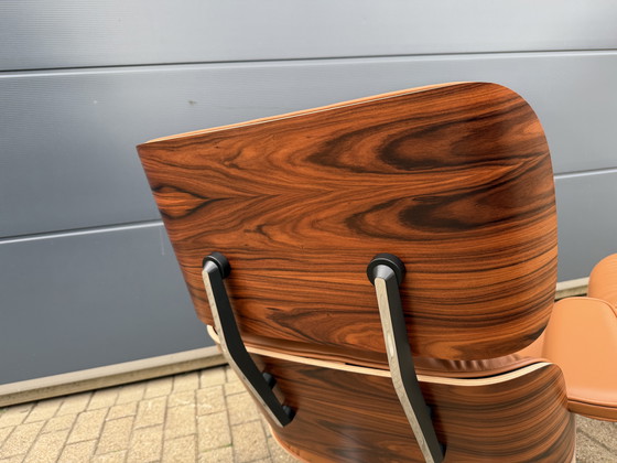 Image 1 of 2 poltrone lounge Vitra Eames XL originali con poggiapiedi, in pregiata pelle color cognac e palissandro Santos, NUOVE!!