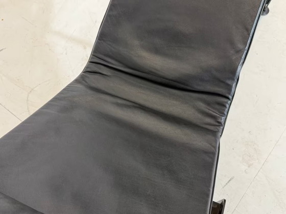 Image 1 of Chaise longue LC4 en cuir de Charlotte Perriand pour Cassina