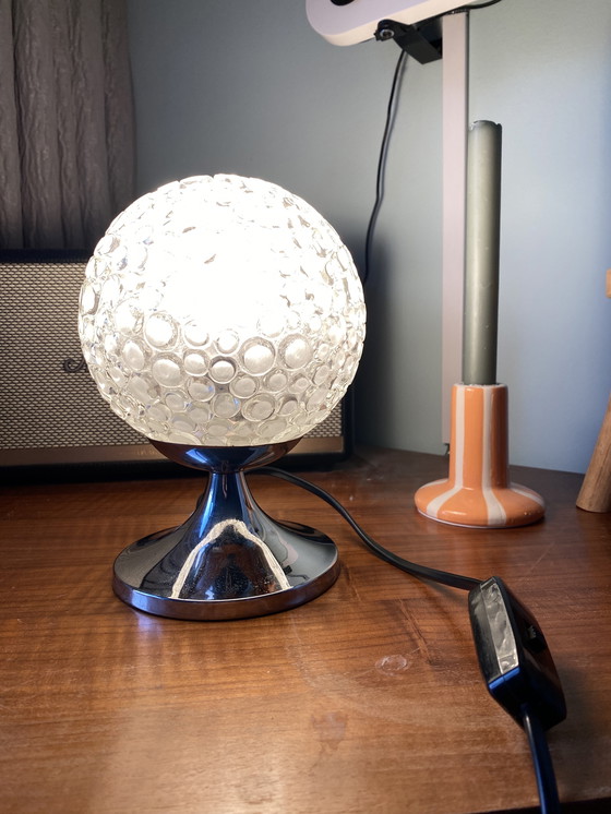 Image 1 of Hermosa lámpara de mesa de estilo espacial con bola de burbuja de vidrio y base cromada.