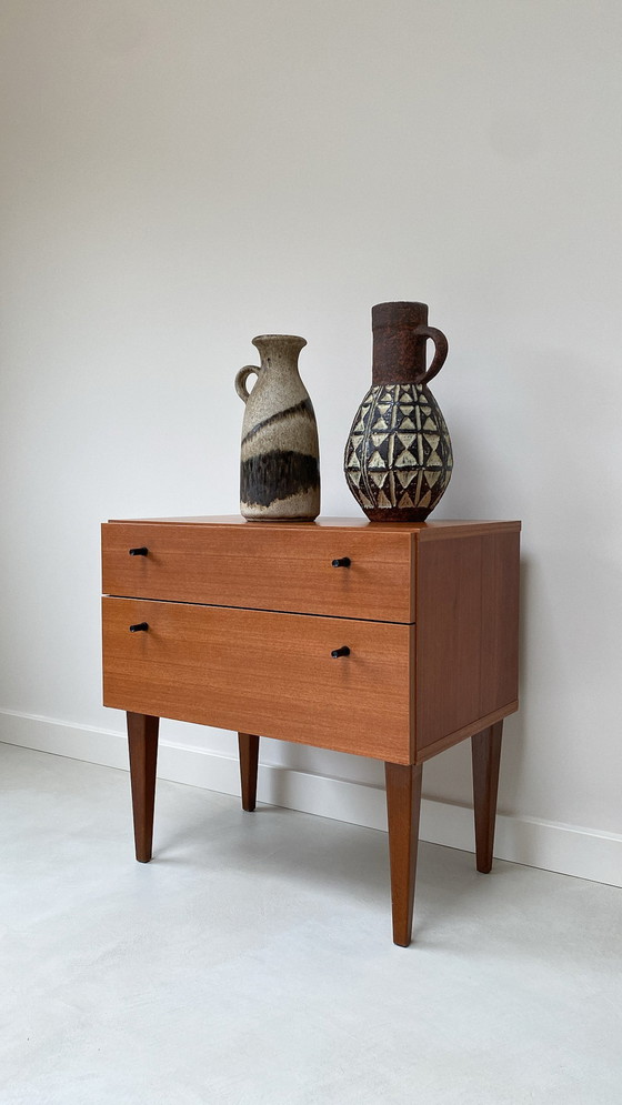 Image 1 of Commode en bois vintage / table de chevet