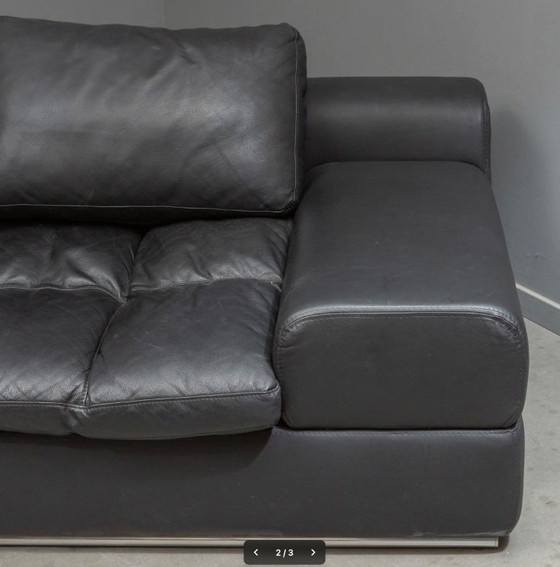 Un generoso divano da 3 a 4 posti, ideale per un interno moderno ed elegante – Divani 3 posti, Pelle (photo 3 of 5)