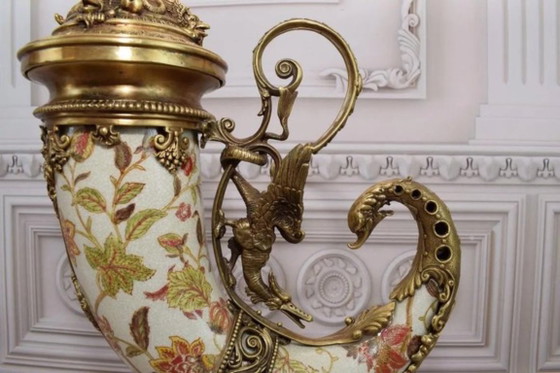 Scultura a Corno in Porcellana di Lusso con Montature in Bronzo – Imponente Capolavoro Decorativo di Alta (photo 8 of 11)