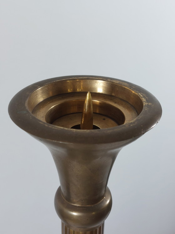 Image 1 of Schön patinierter Säulendekor Kerzenständer aus Messing 1930er Jahre